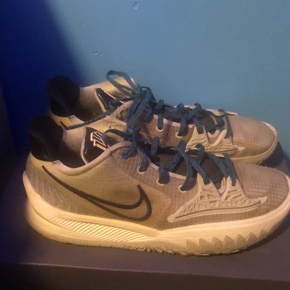 I’m selling size 12 nike kyrie basketball shoes - Picture 2 of 7
